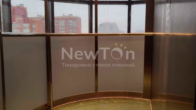 Тонировка пленкой стекол в лифте в офисном здании