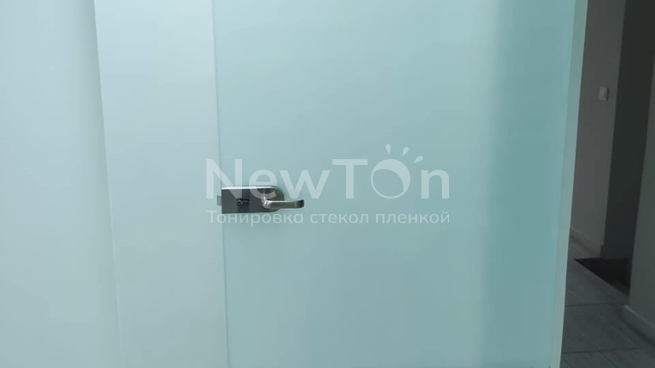 Тонировка пленкой дверей в офисе на Тверской