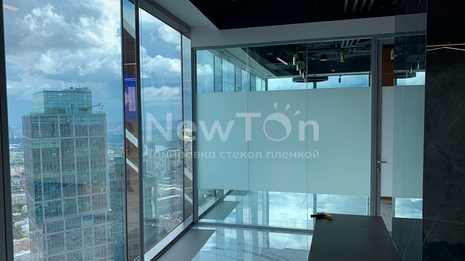 Тонировка перегородок в офисе матовой пленкой в Москва-Сити в Башне Федерация Восток