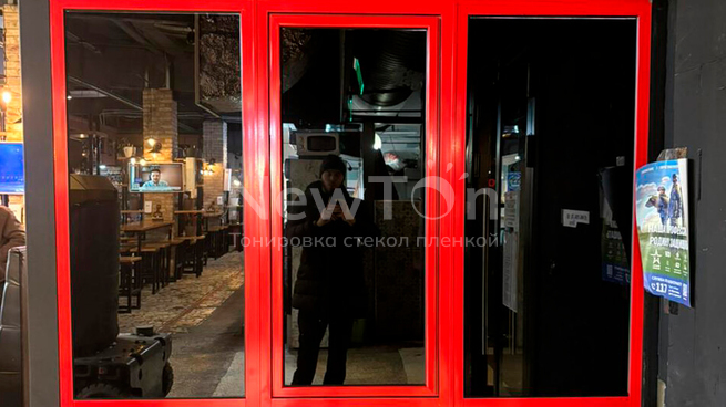 Тонировка витрины черной виниловой пленкой на Москворецком рынке