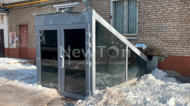 Тонировка черной пленкой входной группы на Шоссе Энтузиастов в Москве