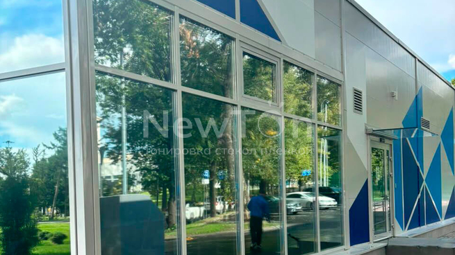 Тонировка фасада здания зеркальной пленкой в Авилон БМВ